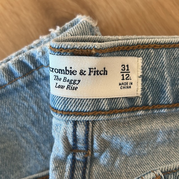 Abercrombie and Fitch women’s baggy, low rise jeans size 31/12 regular length - Picture 2 of 5